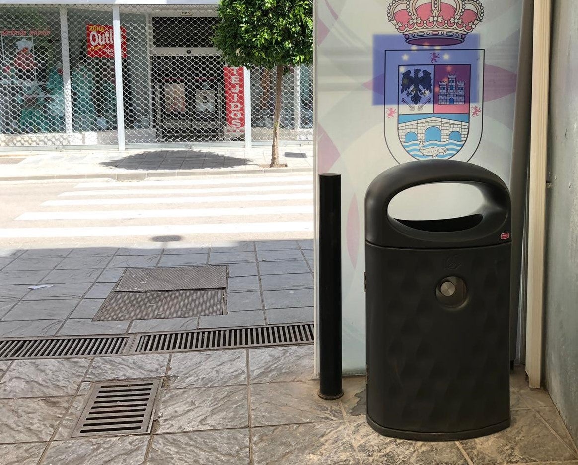 Andújar instala más papeleras para que se depositen allí los guantes y mascarillas
