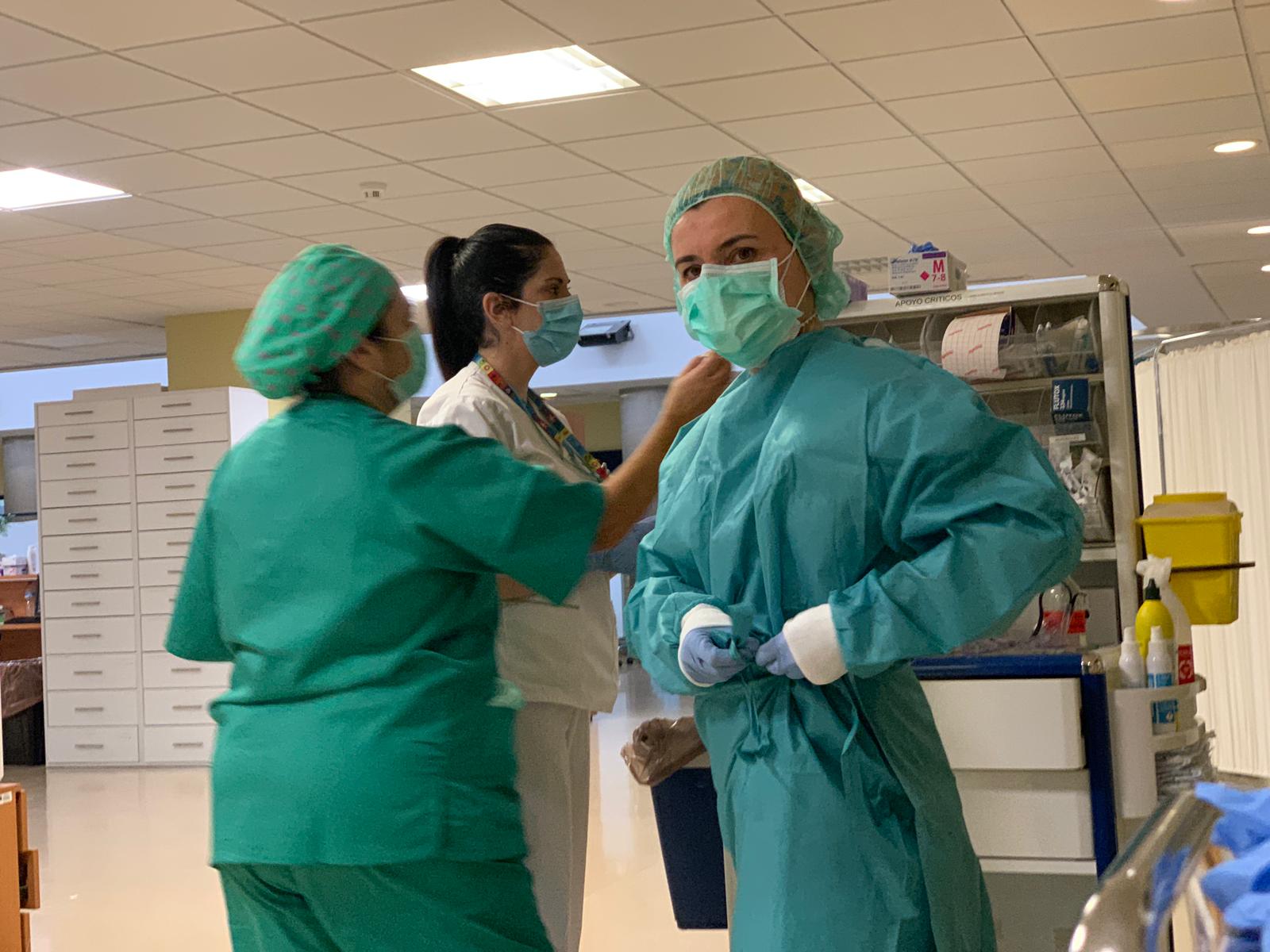 Un paciente recuperado de Covid-19 ensalza al hospital de Andújar y visita de nuevo el centro para agradecer su labor a los sanitarios
