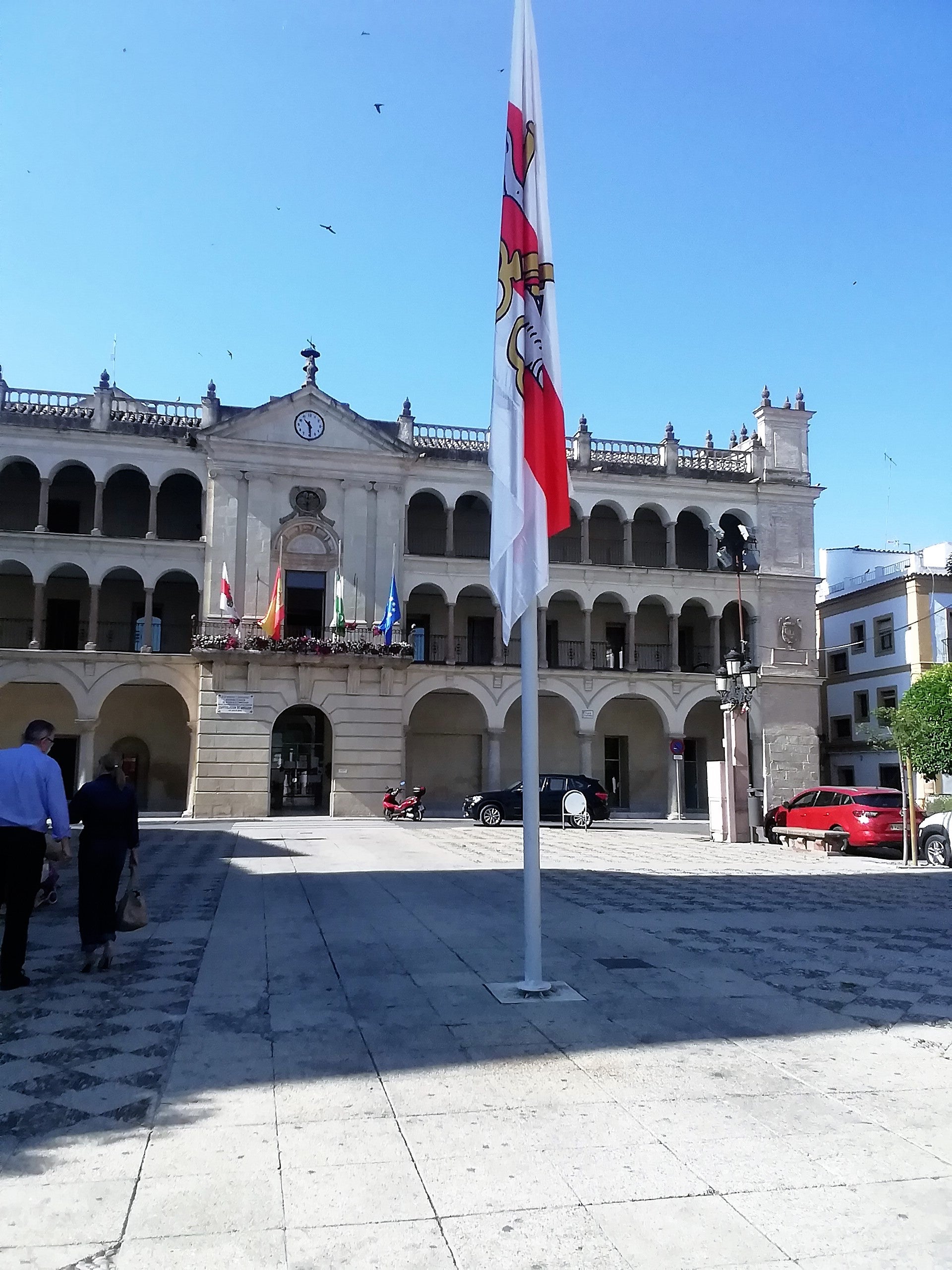 La bandera de Andújar ondea a media asta en la Plaza de España con motivo del Día de la ciudad