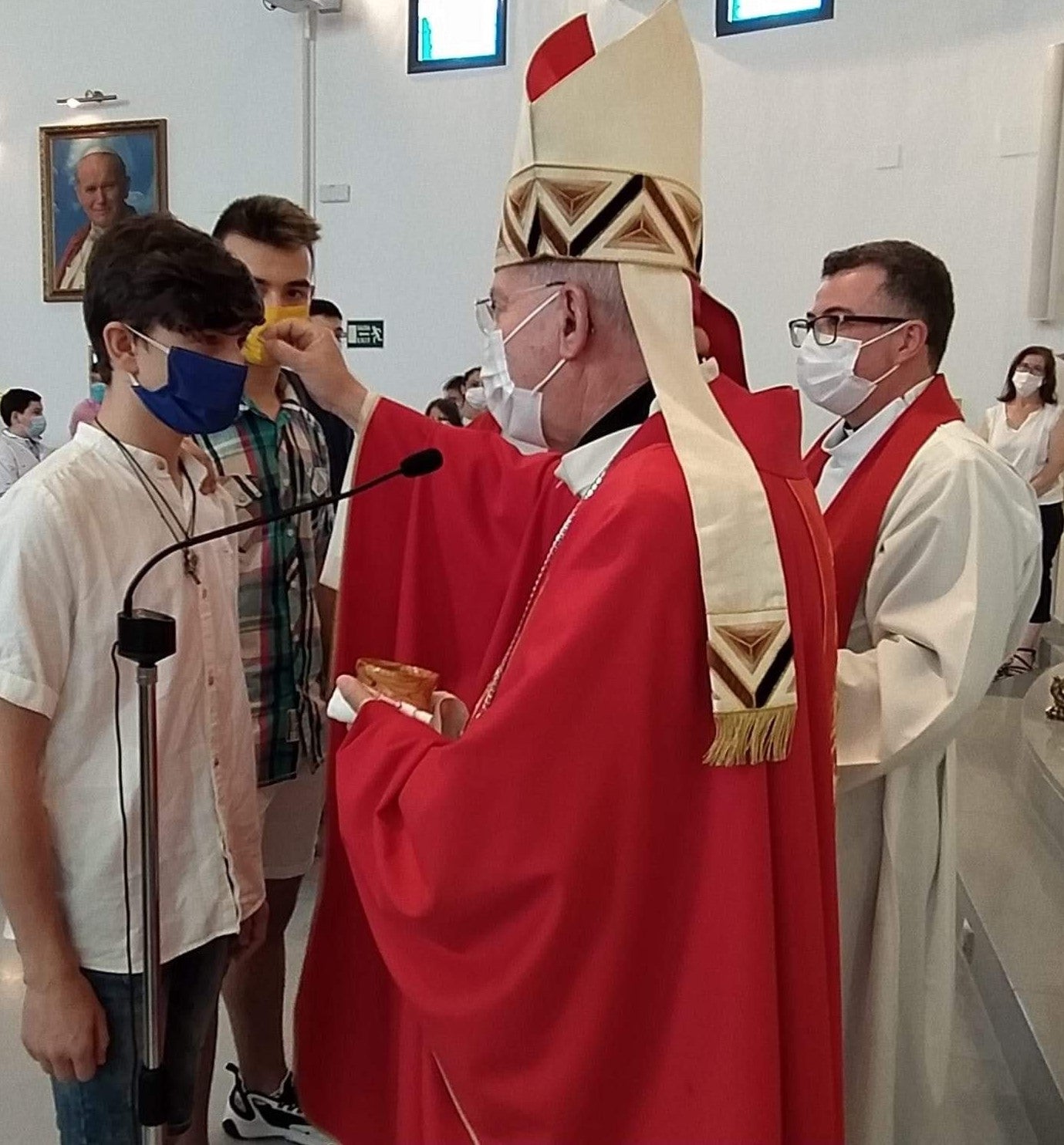 El obispo confirmó a 24 personas en la parroquia de San Eufrasio