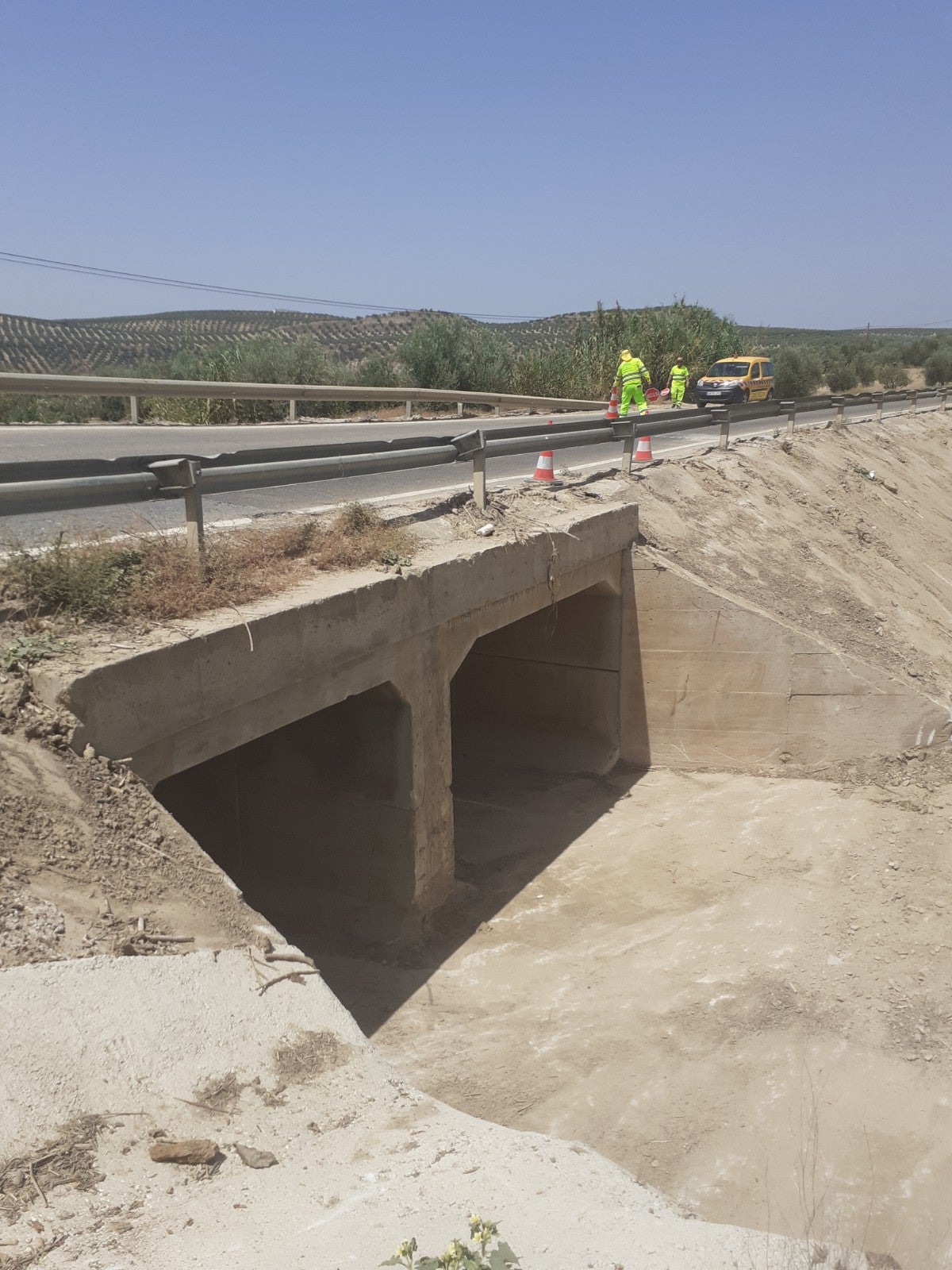 Fomento acondiciona los sistemas de drenaje afectados por lluvias de la A-6175 en Lopera