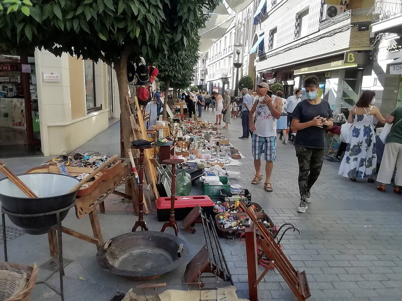 El mercado de antigüedades cala con su variada propuesta