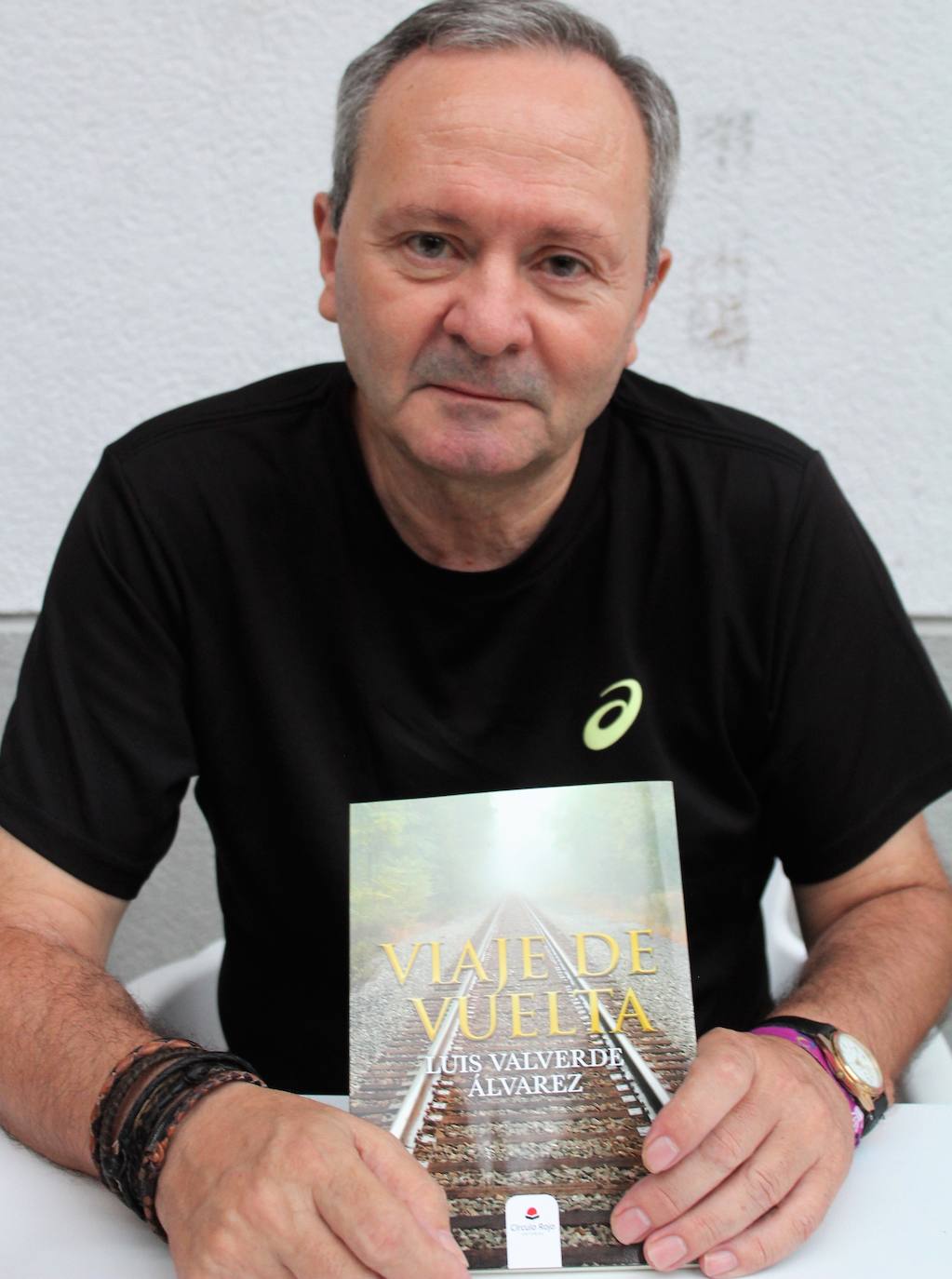Luis Valverde Álvarez publica su libro 'Viaje de vuelta'