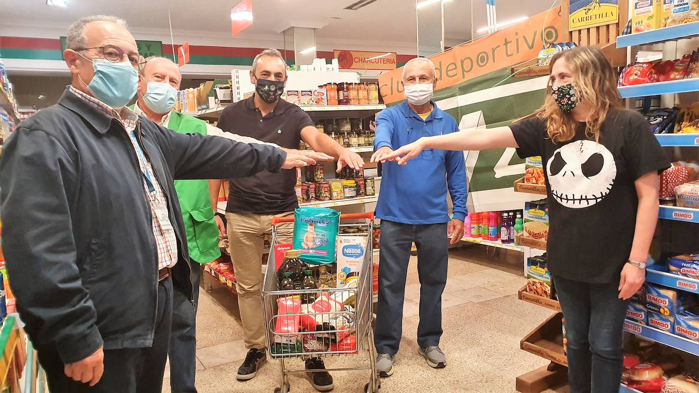 Un extinto club deportivo de Jaén entrega alimentos al colectivo VAS Andújar