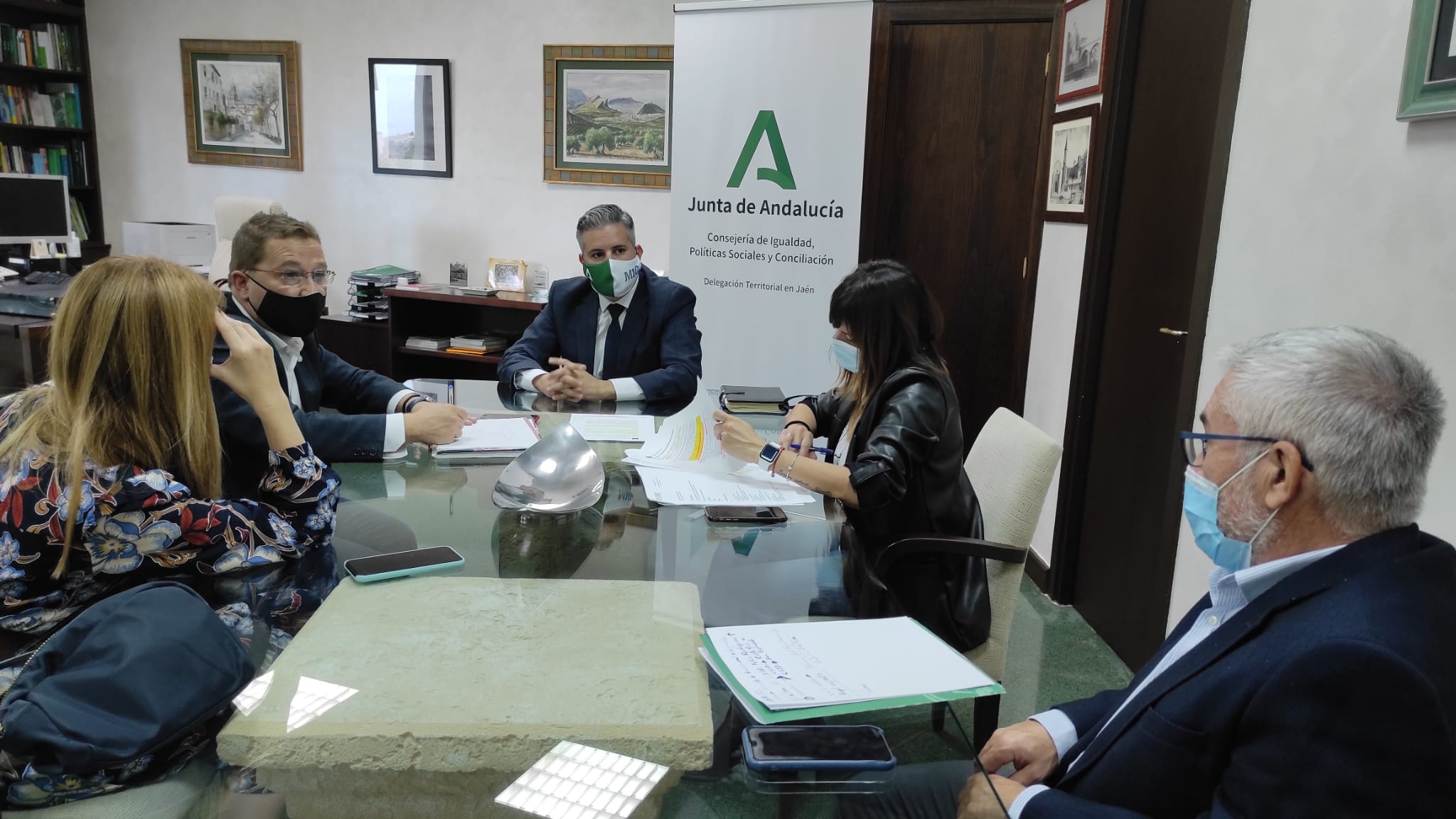 Junta y Consistorio mejorarán la calefacción en varios colegios