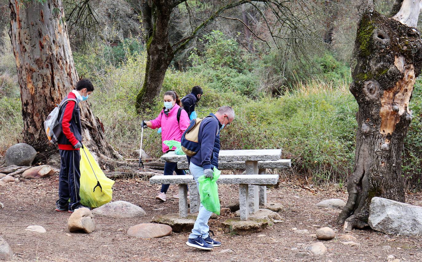 Ameco realiza una batida de limpieza por el entorno del río Jándula y detecta la procedencia de los residuos