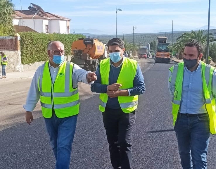 Fomento refuerza el firme de la A-6176 a su paso por el casco urbano de Marmolejo