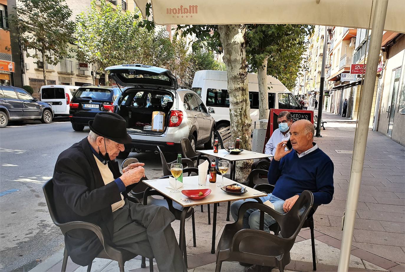 En Andújar, la gente es más reticente a la hora de salir al campo, pero se nota ambiente en las terrazas