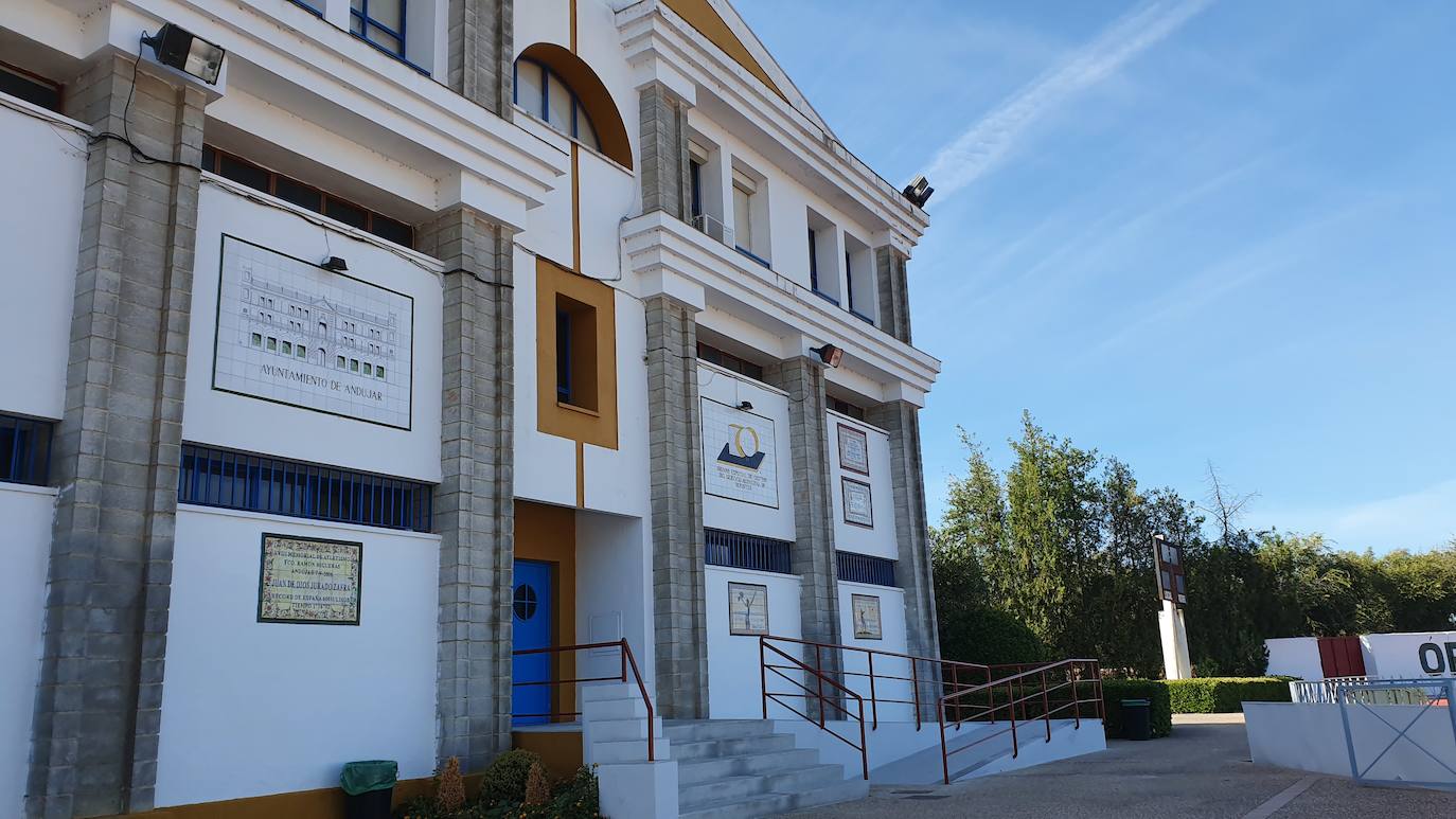 Las dependencias municipales prestarán sus servicios, pero con cambios de hora