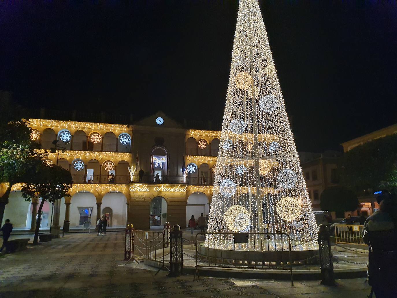 Esta tarde se ha encendido el alumbrado navideño, con un clima especial y más desangelado que otras ocasiones