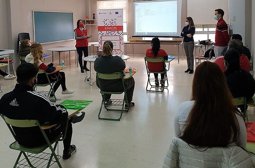 Cruz Roja imparte un curso de Primeros Auxilios en el Plan Local de Zonas Desfavorecidas