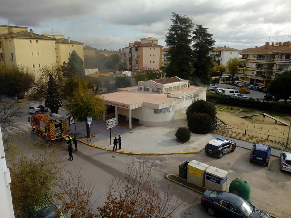 Un calentamiento del cuadro de luces de la biblioteca Antonio Machado provoca un pequeño incendio