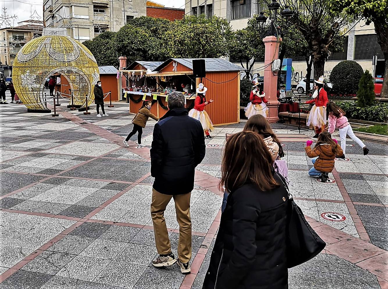 El mercado navideño pretende estimular al comercio y la hostelería de la ciudad