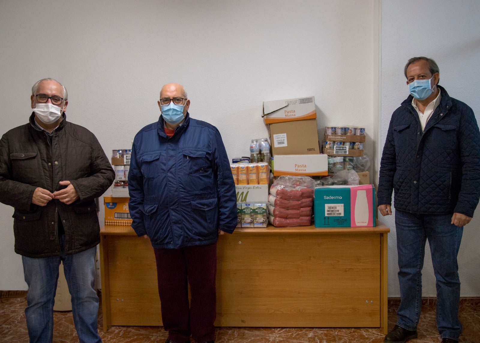 El PP y Nuevas Generaciones entregan 600 kilos de alimentos a Cáritas