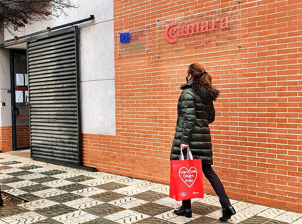 Comienza el reparto de material de sensibilización para las compras seguras frente a la Covid-19 en el comercio de Andújar