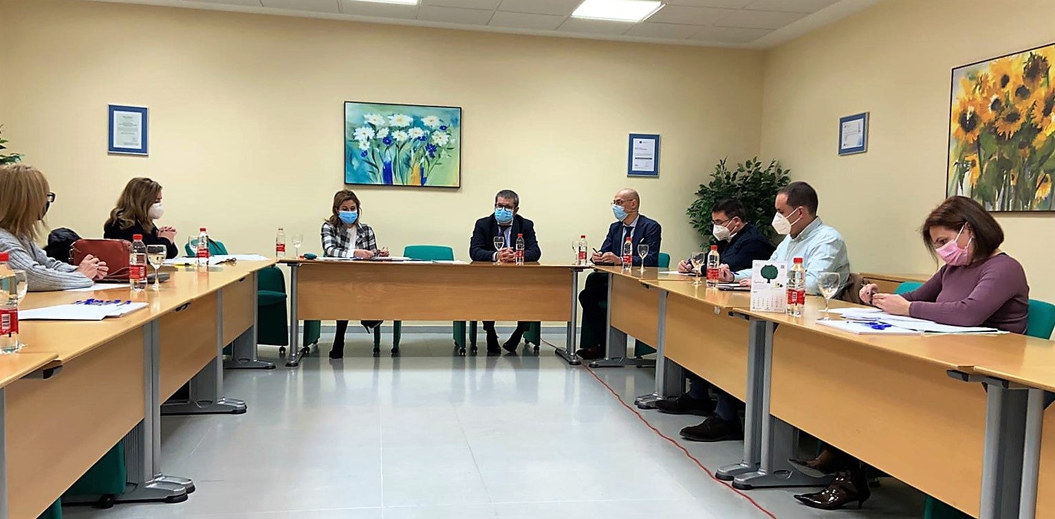Los alcaldes y la delegada de Salud tratan de acercar posturas sobre la gestión del Hospital Alto Guadalquivir
