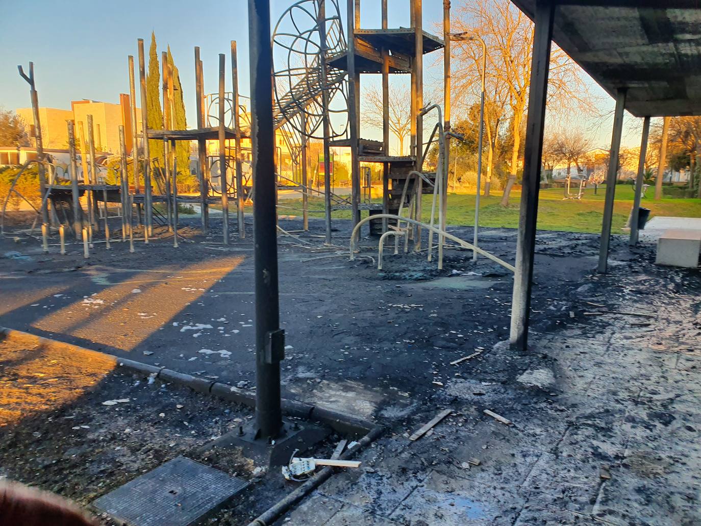 Un fuego devasta algunos juegos infantiles del parque Del Val y calcina algunas de sus infraestructuras