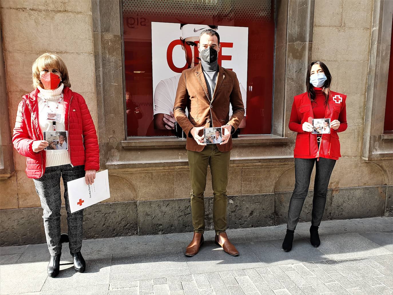 El cantante y compositor Antonio Torres dona parte de la venta de su disco '30 primaveras' a Cruz Roja