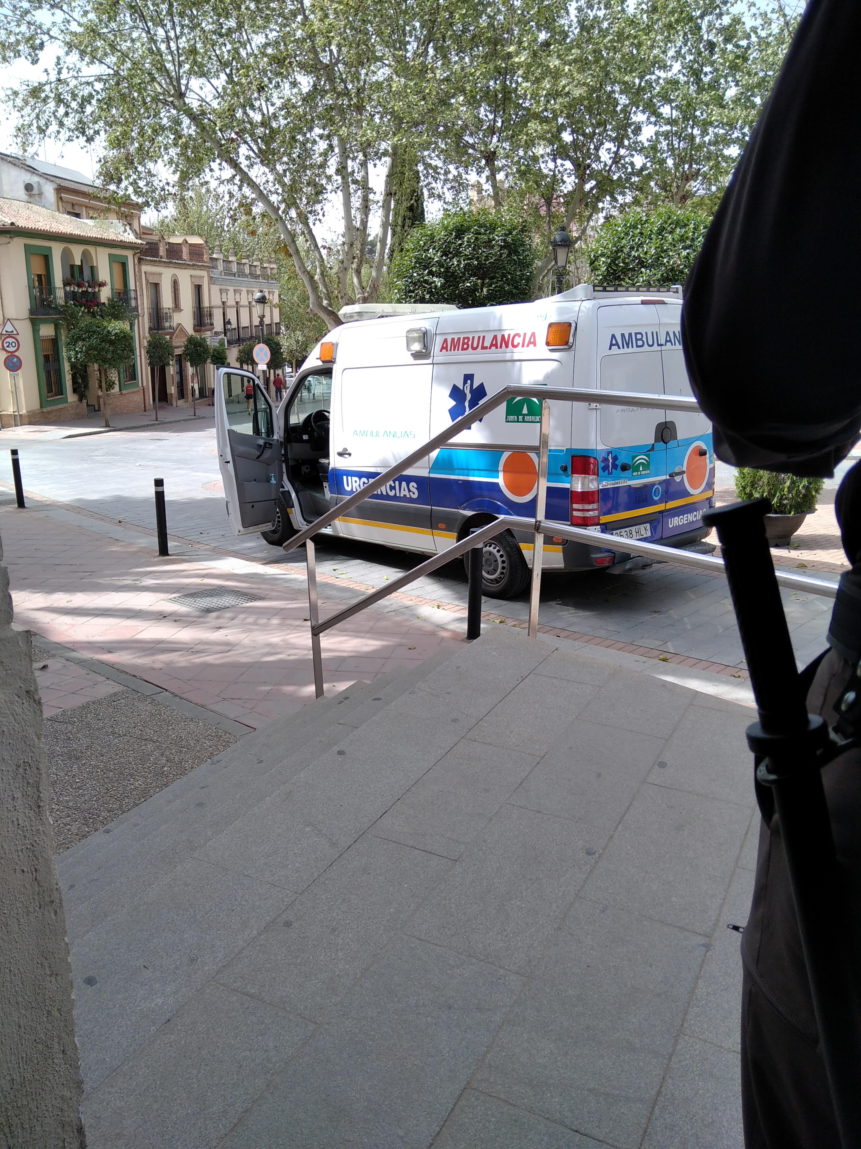 Dos vigilantes de seguridad del SAE salvan hoy en Andújar a una mujer de un infarto de miocardio