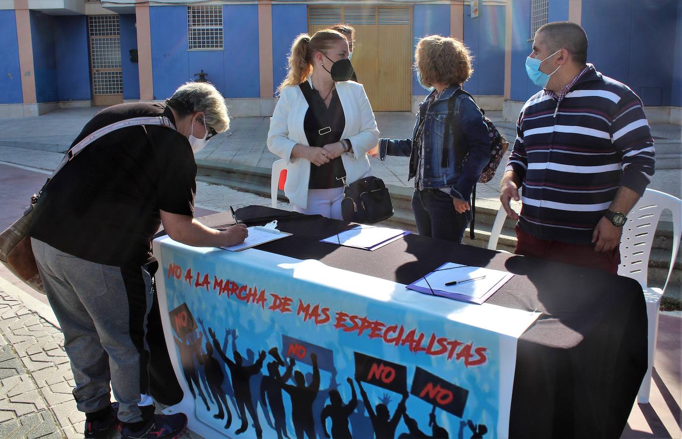 La ciudadanía responde hoy a la primera recogida de firmas que pide frenar el éxodo de especialistas del Hospital Alto Guadalquivir