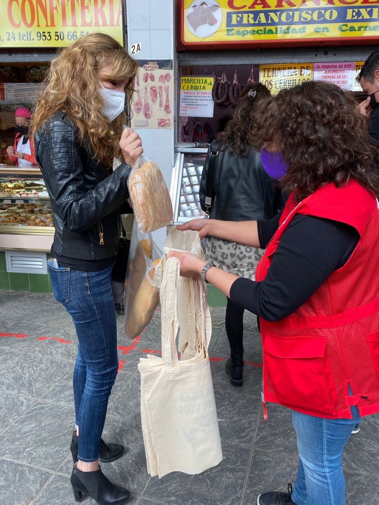 Cruz Roja reparte en la ciudad 200 bolsas reutilizables para el cuidado del planeta