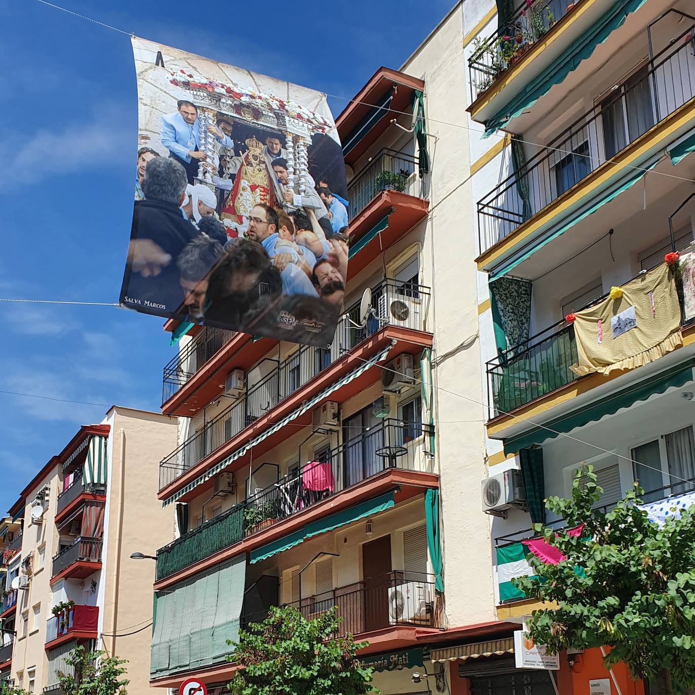 La Asociación de Comerciantes San Eufrasio y Zona de Emperadores diseña un emotiva exposición de cartelería romera