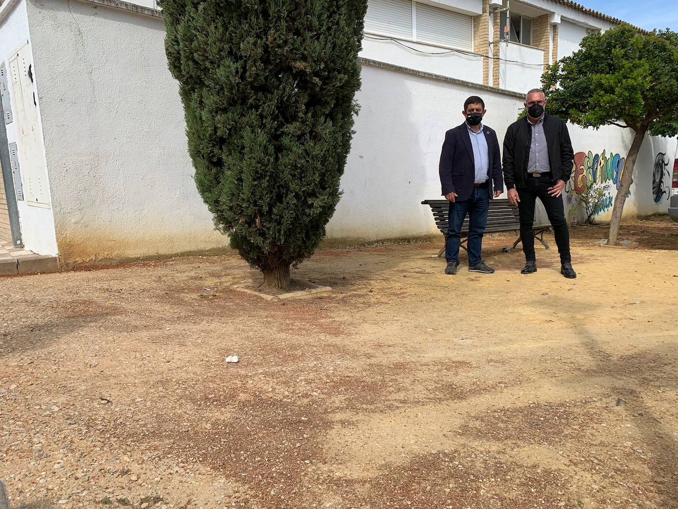 El presidente de la Diputación visita los terrenos donde se construirá el espacio escénico de Escañuela