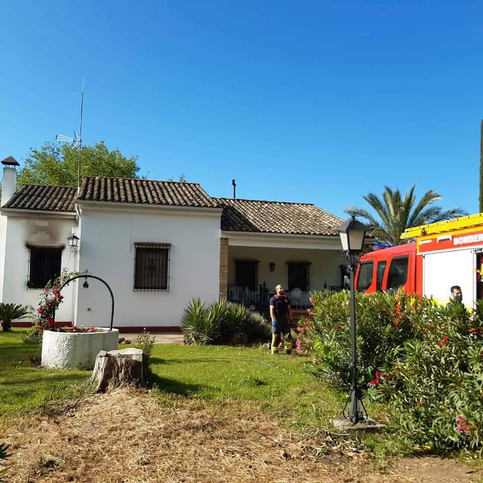 Atendida una persona tras inhalar humo en el fuego de una vivienda en la carretera de la Virgen de Andújar