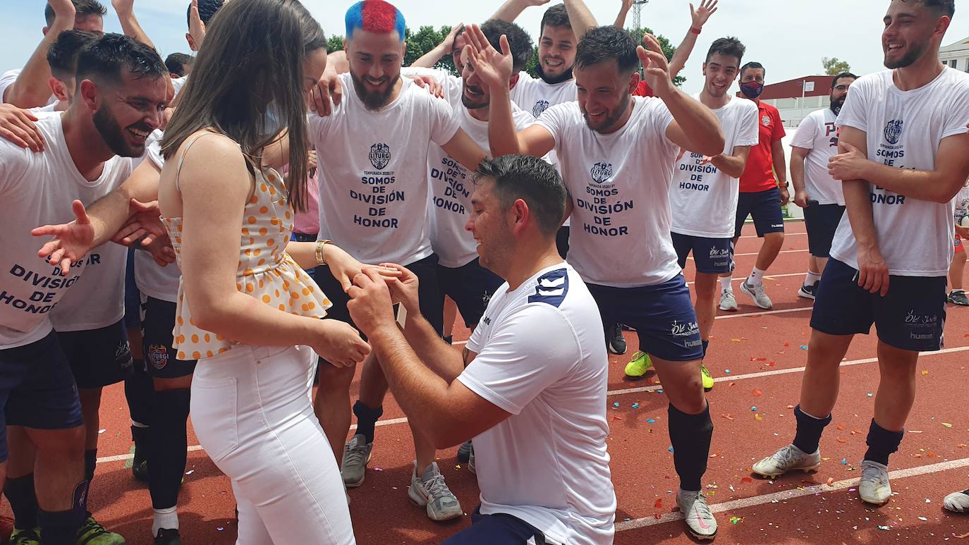 El Iliturgi recibe el título de campeón de Primera Andaluza y celebra el ascenso con su afición