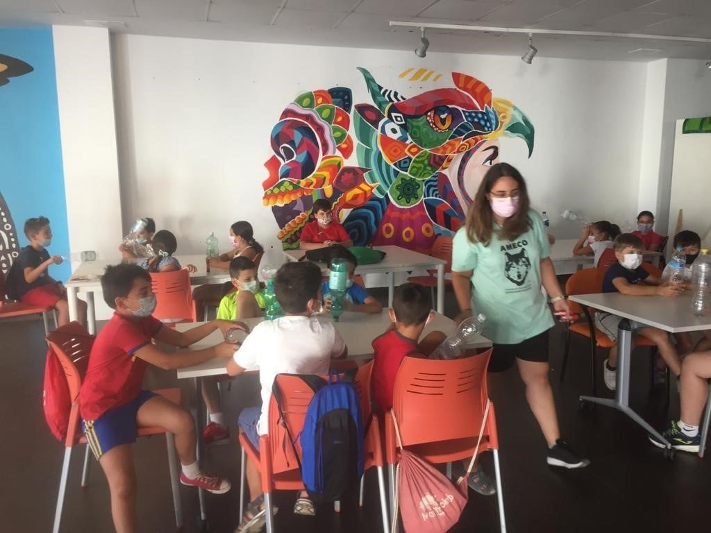 El grupo joven del colectivo Ameco organiza talleres ambientales con chavales de la zona