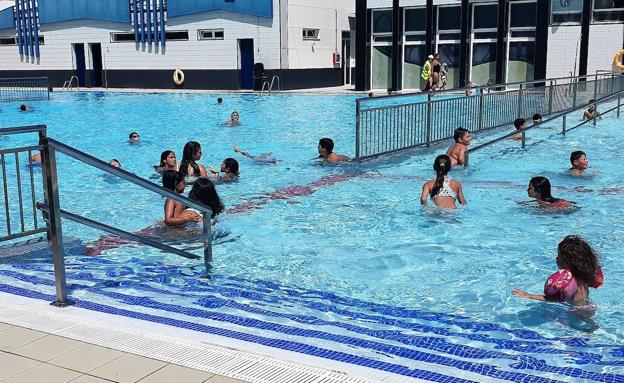 Más de 7.000 usuarios disfrutan de las instalaciones de la piscina municipal de Andújar en su primer mes de apertura