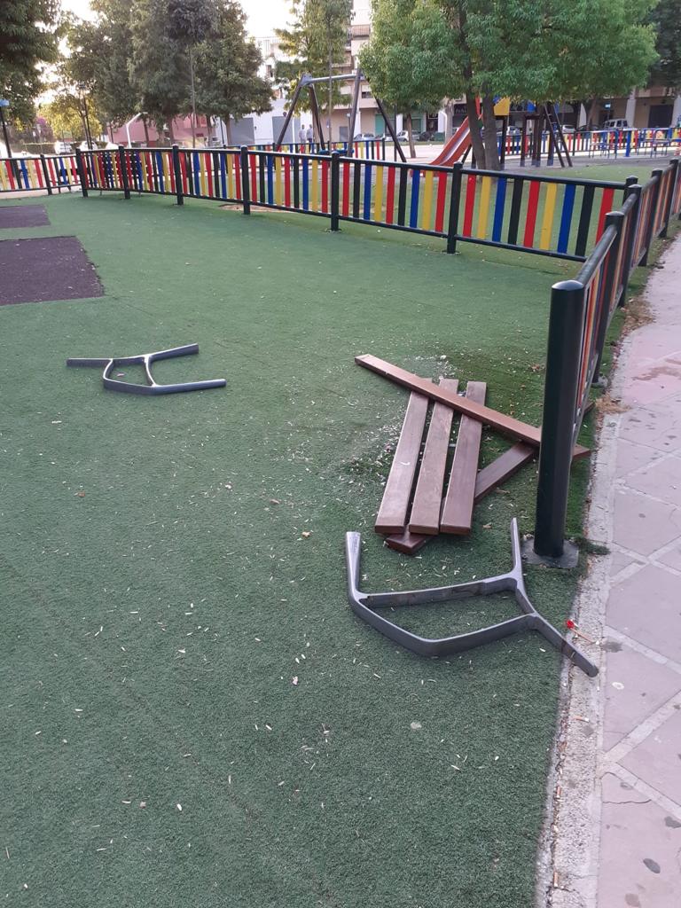 El área de Medio Ambiente condena y actúa ante los actos vandálicos en parques de Andújar
