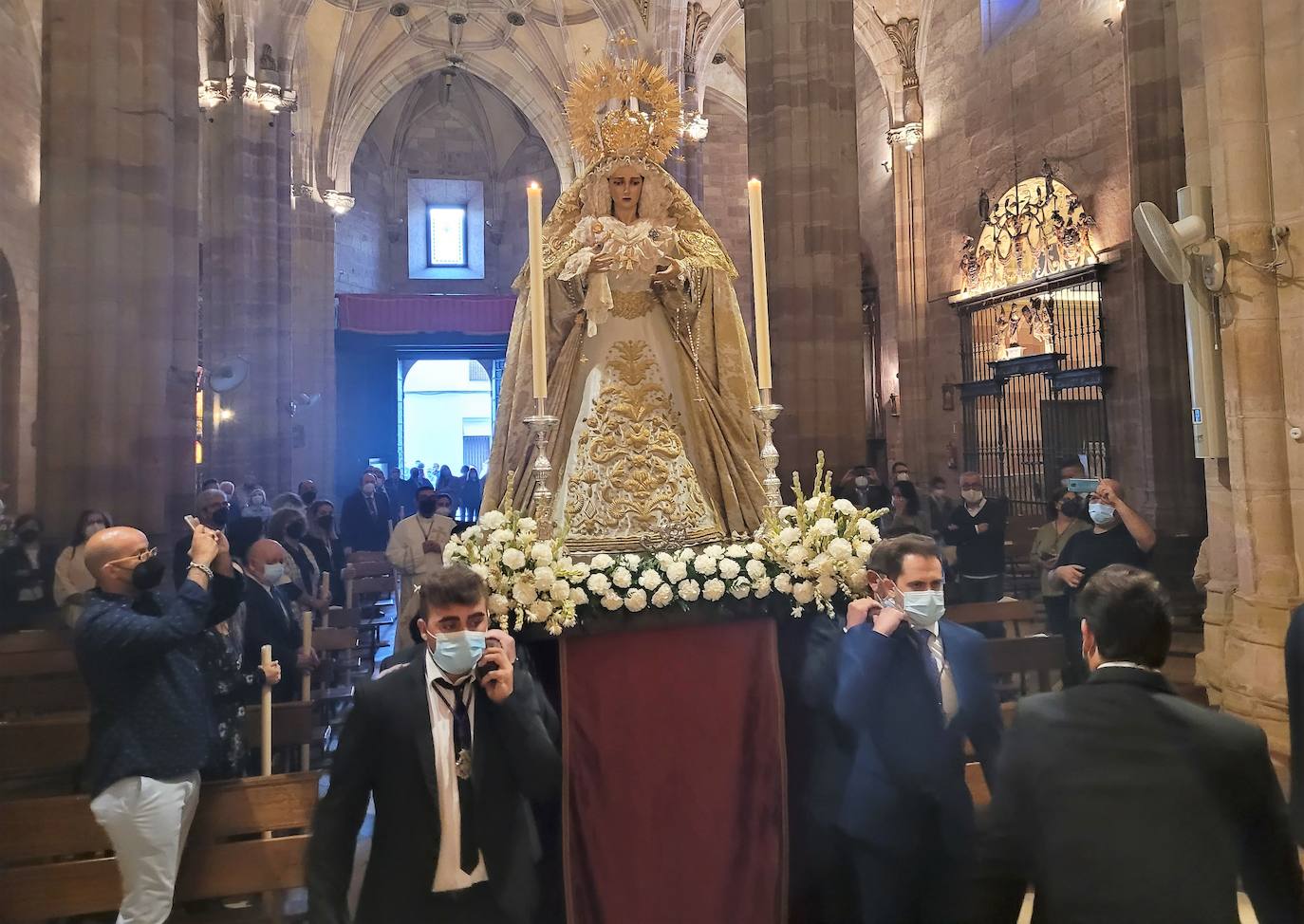 La ciudad empieza a sentir el fervor y bullicio cofrades