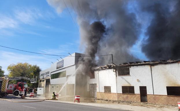 Declarado un incendio en una nave industrial de Andújar