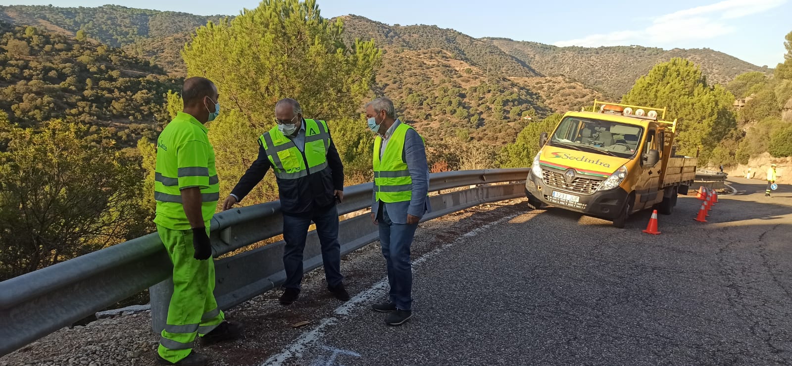 La Consejería de Fomento instala barreras de seguridad en un tramo de la A-6177 en Andújar