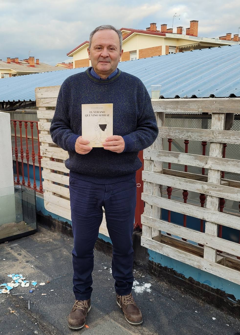 Luis Valverde publica su segundo libro titulado 'El verano que vino Serrat'