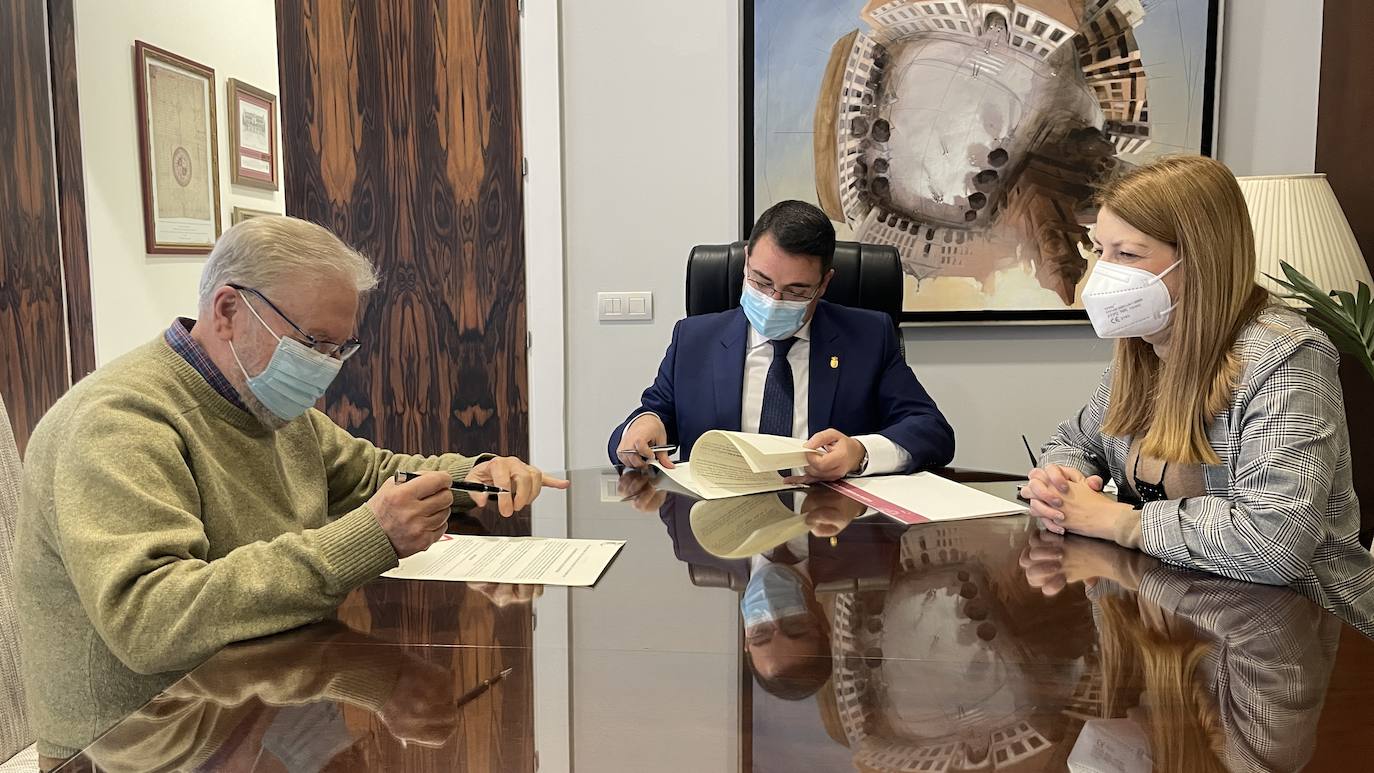 El artista, Miguel Fuentes del Olmo, dona al Ayuntamiento de Andújar un mural escultórico