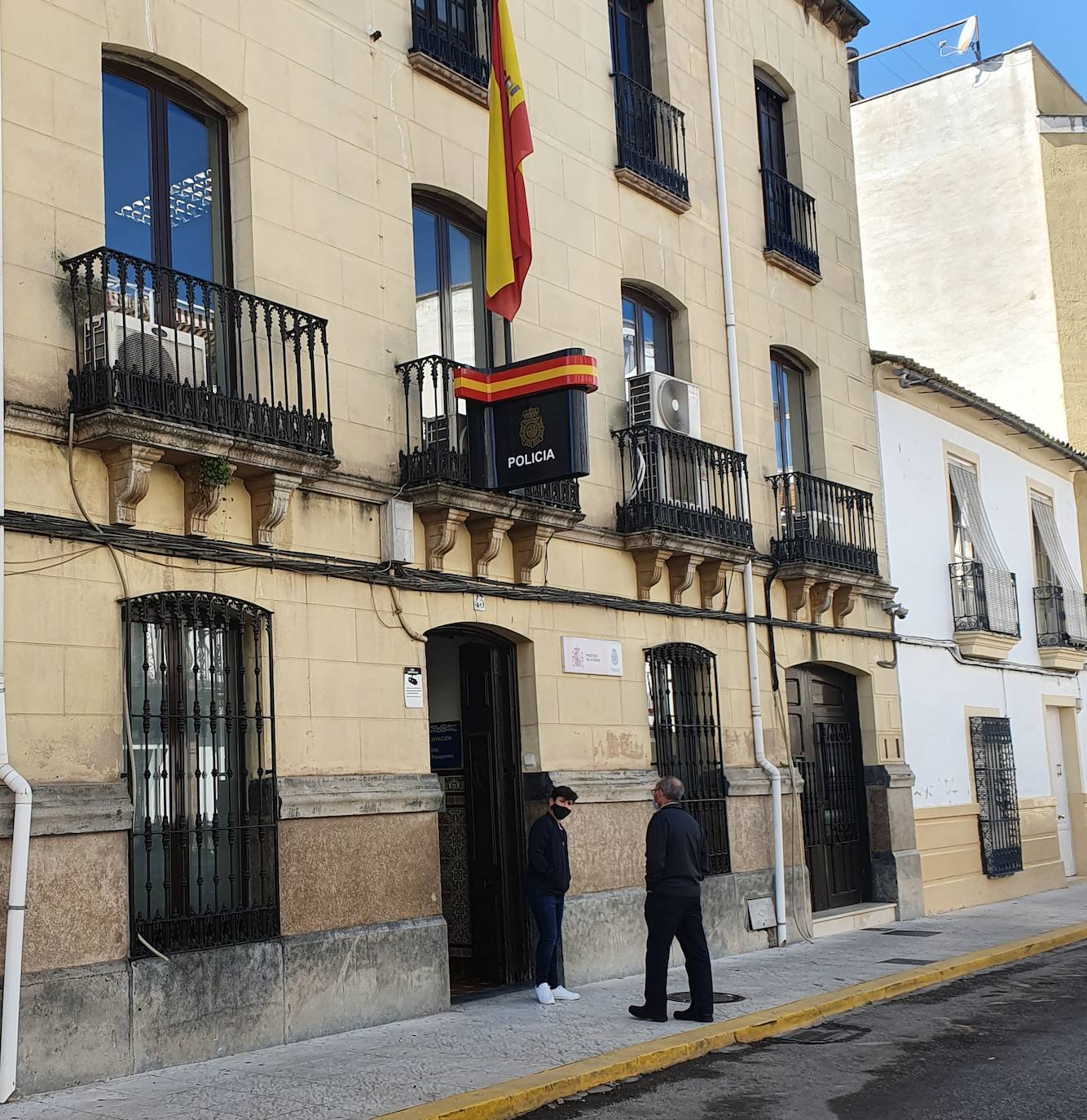 La Policía Nacional auxilia en Andújar a un hombre que se había accidentado en su domicilio