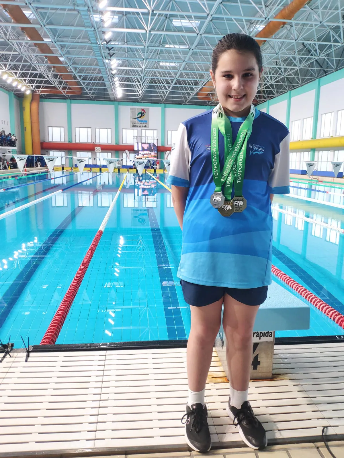 La nadadora andujareña Leonor de la Rosa, campeona andaluza alevín en los 100 metros libres