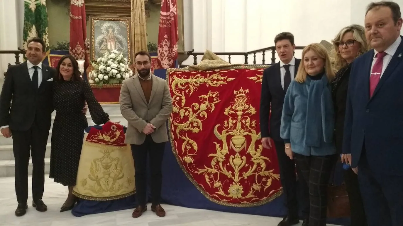 Teresa Flores y José María Alcántara donan un nuevo manto para la Virgen de la Cabeza
