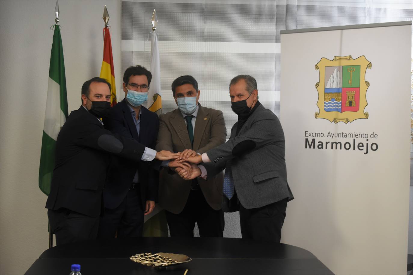 El Ayuntamiento de Marmolejo firma con Luis Piña S.A. la venta de 30.000m2 de suelo industrial en el Polígono Las Calañas