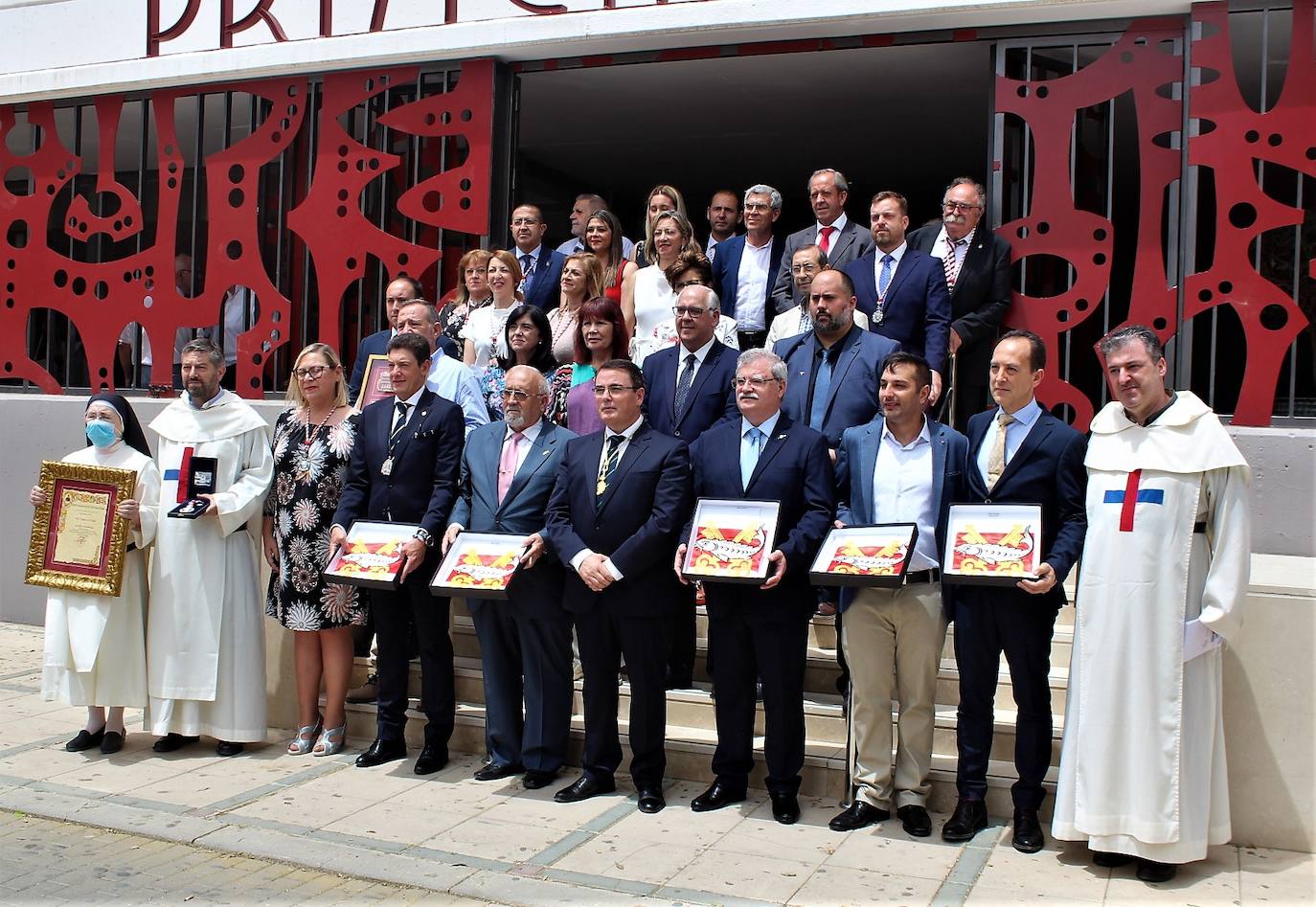 La entrega de las banderas de la ciudad ensalzan y profundizan en su identidad