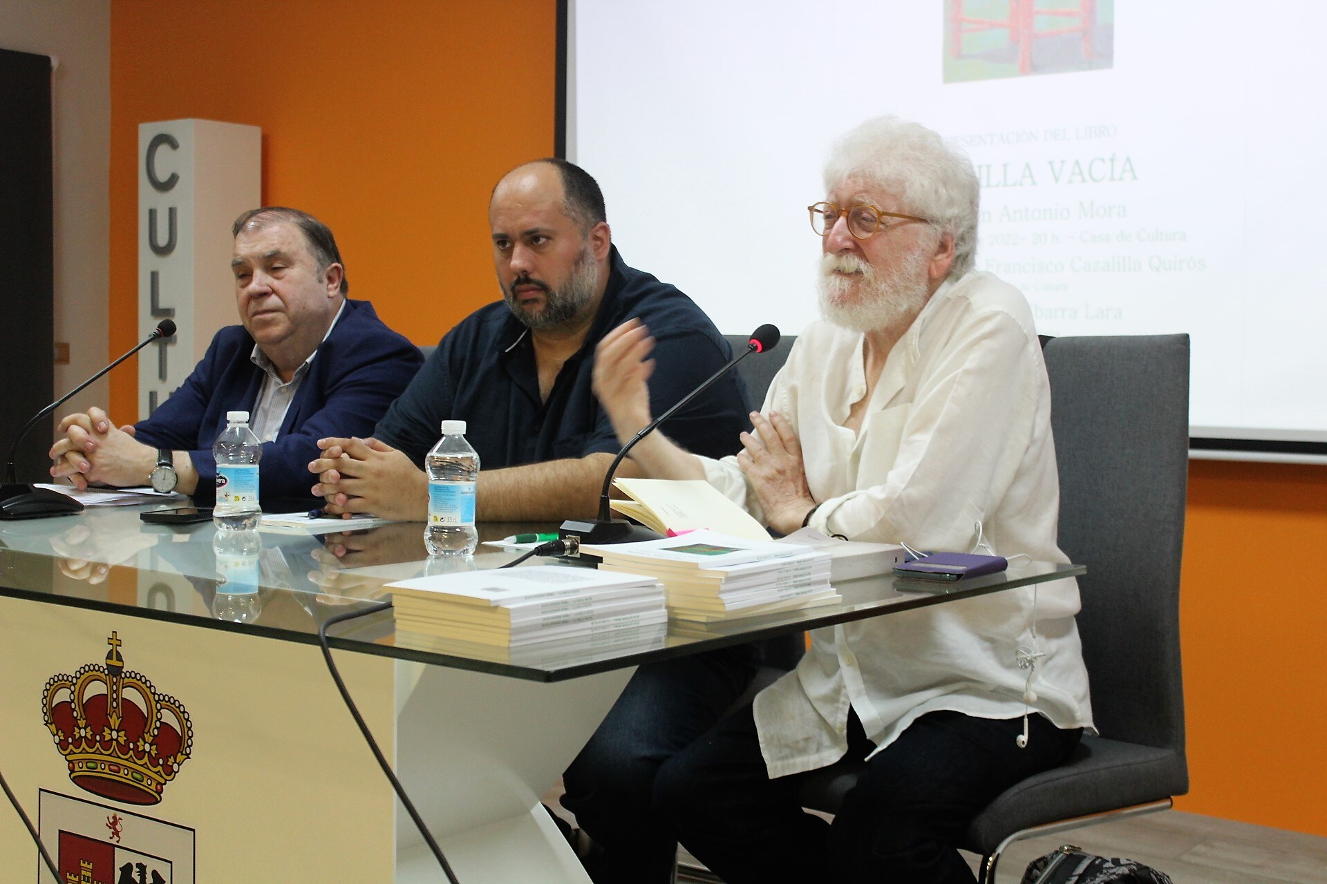 Juan Antonio Mora presenta su nuevo libro de poemas titulado 'La Silla Vacía'