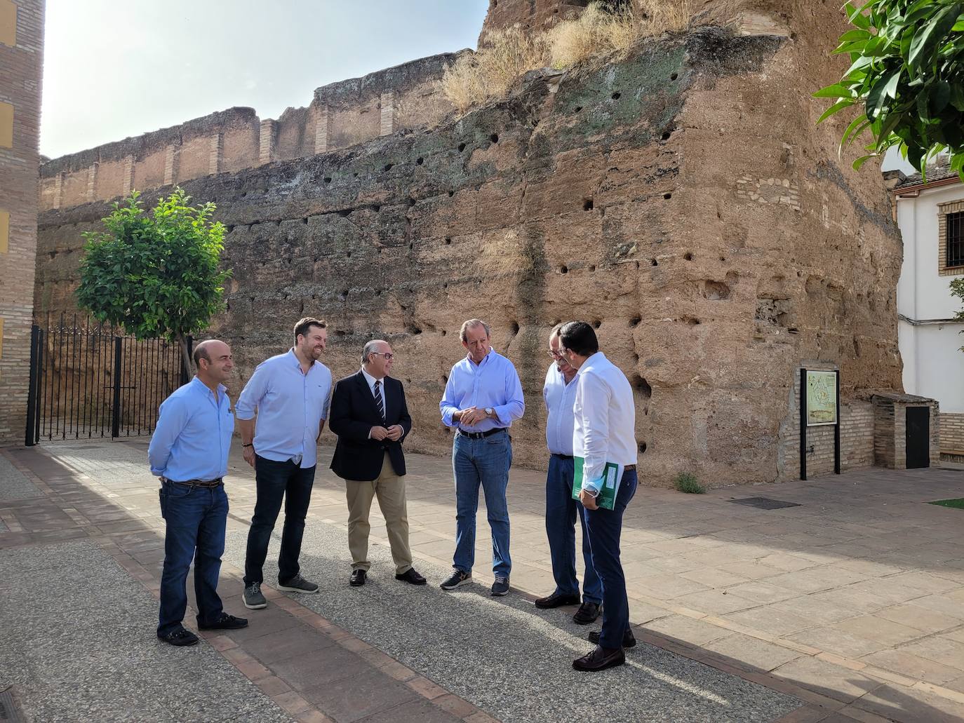 Visita que giró Estrella a las murallas de Andújar el pasado día 17 de junio. /J. C. G.