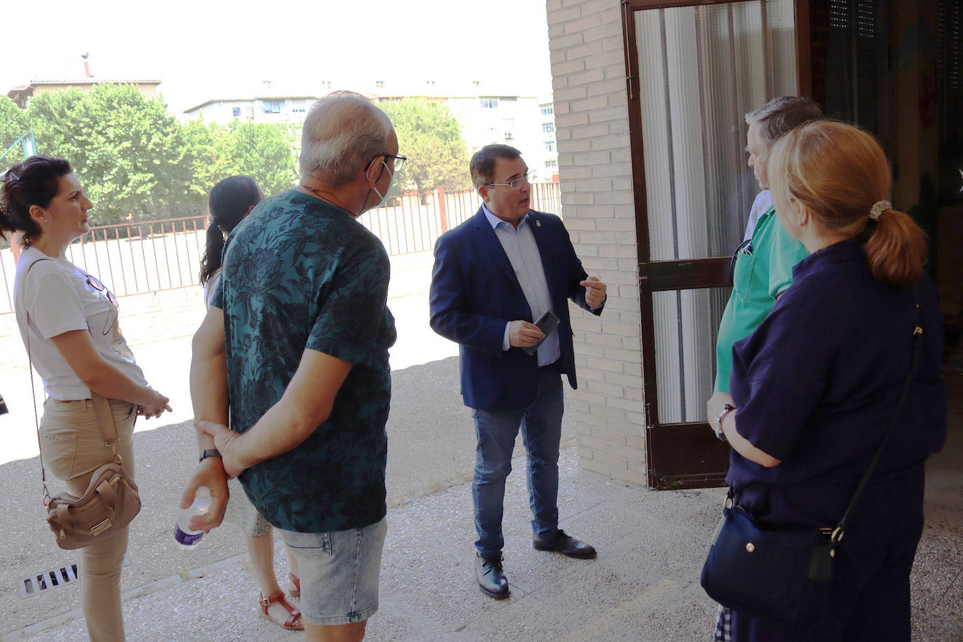 El alcalde habla con los vecinos y vecinas de la zona sobre el proyecto. /