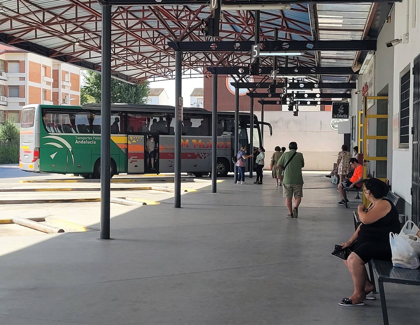 La estación de autobuses y la piscina cubierta se «hallan en el limbo administrativo»