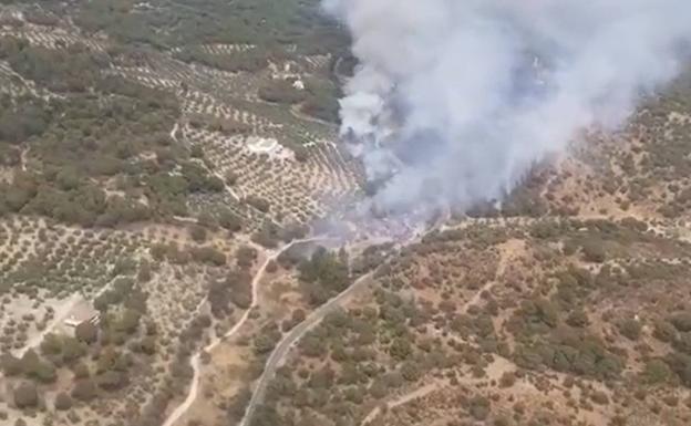 Declarado un incendio forestal en la carretera que sube al Santuario de la Virgen de la Cabeza