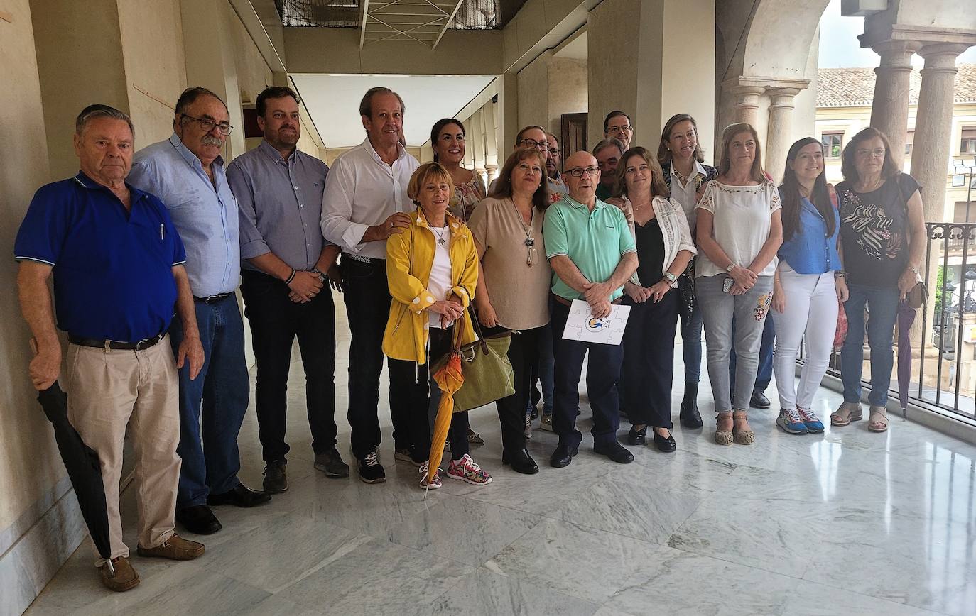 Integrantes del colectivo Afa Andújar con miembros de la Corporación Municipal y otros colectivos de salud. /