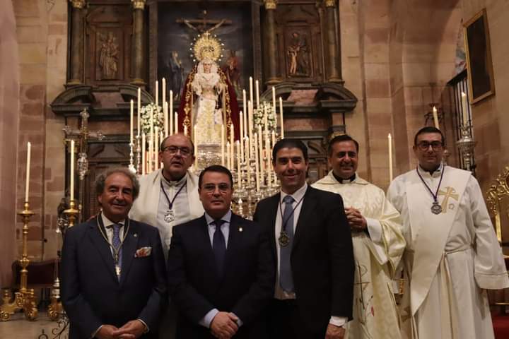 Gesto de oro de la Hermandad del Buen Remedio con la Macarena y el Consistorio de Andújar