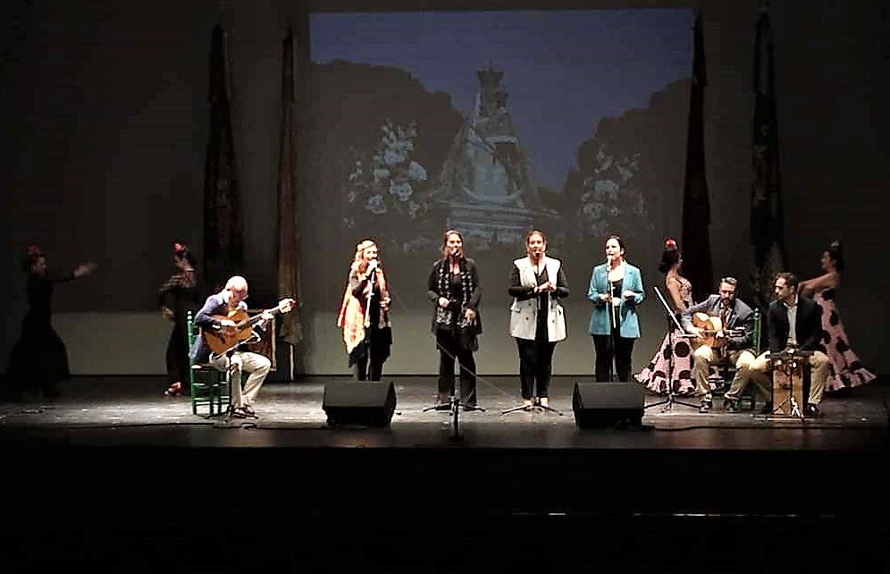 El cante y el baile por sevillanas engrandecen a la patrona de la ciudad